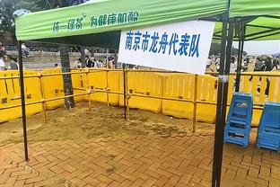 日媒：梅西改变了场上气氛，下半场中途出战球迷纷纷起立迎接